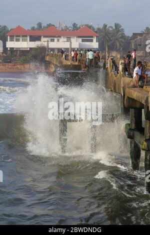 Onde giganti che colpiscono il molo di Valiathura, Thiruvananthapuram, Kerala. Foto Stock