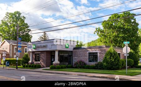 L'edificio della Northwest Savings Bank su Main Street, in una soleggiata giornata di primavera, Youngsville, Pennsylvania, USA Foto Stock