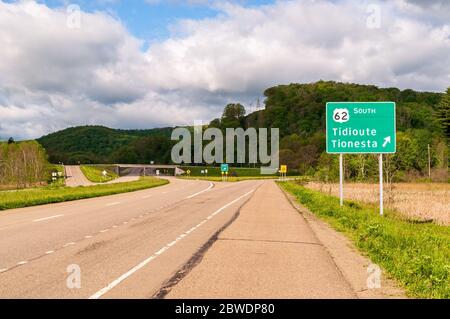 Un cartello stradale del Dipartimento dei Trasporti della Pennsylvania lungo la state Route 6 per l'uscita per la state Route 62 per Tidoute e Tionesta a Warren County, PE Foto Stock