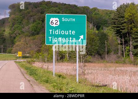 Un cartello stradale del Dipartimento dei Trasporti della Pennsylvania lungo la state Route 6 per l'uscita per la state Route 62 per Tidoute e Tionesta a Warren County, PE Foto Stock