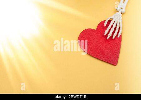 Scheletro artificiale del corpo con cuore per il concetto di amore Foto Stock