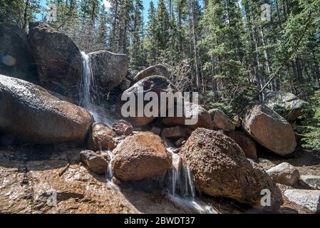 Cascate di Horsethief a Horsethief Falls Trail, Pike National Forest, divide, Colorado, Long Exposure Waterfall foto Foto Stock