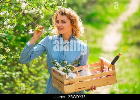 Agricoltore femminile su terreni agricoli. 8 marzo giorno delle donne. Donna bionda felice in un campo verde sorridente. Ritratto di una bella donna contro la natura verde Foto Stock