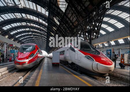 Milano, Italia - Ottobre 2019: Treni ad alta velocità in avvicinamento alle piattaforme di Milano Centrale, la principale stazione ferroviaria di Milano Foto Stock