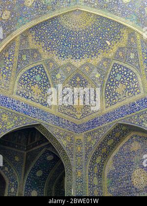 Isfahan, Iran, Sceicco Lotfollah Mosque al Naqhsh-e JAHAN Piazza a Isfahan (Esfahan), Iran.bellissime piastrelle di artisti iraniani. Foto Stock