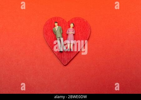 Cuore rosso con due figurine sul colore rosso cuore obn rosso Foto Stock