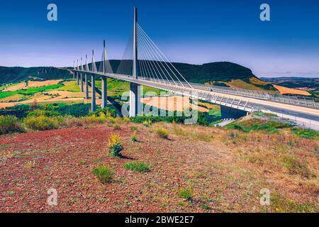 Edificio famoso e punto di riferimento in Francia. Viadotto di Millau sui campi e valle, Aveyron regione, Francia, Europa Foto Stock