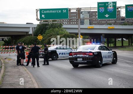 Città secondaria, STATO SECONDARIO. 31 maggio 2020. Dopo che i funzionari di Dallas TX hanno dichiarato un coprifuoco dalle 19:00 alle 6:00 per diversi giorni nel centro e nei quartieri circostanti, la polizia di stato di Dallas e TX ha iniziato un'applicazione aggressiva sui manifestanti che camminano nella zona.quasi 100 persone sono state prese in custodia entro le prime ore del coprifuoco. Gli ufficiali hanno fatto precipitare molte persone che sono appena sembrate camminare nelle vicinanze. Gli ufficiali della polizia di Dallas bloccano l'accesso al Riverfront Blvd da Commerce Street, subito dopo lo storico sottopassaggio Triple a Dealey Plaza. Credit: AVI Adelman/ZUMA Wire/Alamy Live News Foto Stock