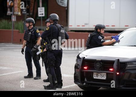 Città secondaria, STATO SECONDARIO. 31 maggio 2020. Dopo che i funzionari di Dallas TX hanno dichiarato un coprifuoco dalle 19:00 alle 6:00 per diversi giorni nel centro e nei quartieri circostanti, la polizia di stato di Dallas e TX ha iniziato un'applicazione aggressiva sui manifestanti che camminano nella zona.quasi 100 persone sono state prese in custodia entro le prime ore del coprifuoco. Gli ufficiali hanno fatto precipitarsi molte persone che sono appena sembrate camminare nelle vicinanze.la polizia di Dallas ha fissato i posti sui lotti di parcheggio intorno all'area del centro mentre il coprifuoco è entrato in vigore alle 19.00. Credit: AVI Adelman/ZUMA Wire/Alamy Live News Foto Stock