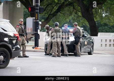 Città secondaria, STATO SECONDARIO. 31 maggio 2020. Dopo che i funzionari di Dallas TX hanno dichiarato un coprifuoco dalle 19:00 alle 6:00 per diversi giorni nel centro e nei quartieri circostanti, la polizia di stato di Dallas e TX ha iniziato un'applicazione aggressiva sui manifestanti che camminano nella zona.quasi 100 persone sono state prese in custodia entro le prime ore del coprifuoco. Gli ufficiali hanno fatto precipitosamente molte persone che sono appena accusati di camminare nelle vicinanze.i camion e i veicoli della polizia di stato limitano il traffico di fronte allo storico Old Red Courthouse, proprio di fronte alla strada da Dealey Plaza. Credit: AVI Adelman/ZUMA Wire/Alamy Live News Foto Stock