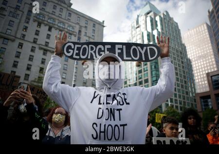 Vancouver, Canada. 31 maggio 2020. I manifestanti si radunano per chiedere giustizia a George Floyd, un uomo nero disarmato, è morto di brutalità della polizia a Minneapolis, Stati Uniti, il 25 maggio, a Vancouver, British Columbia, Canada, 31 maggio 2020. Credit: Liang Sen/Xinhua/Alamy Live News Foto Stock