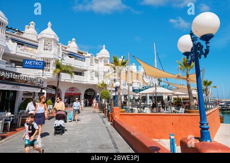 Turisti in una passeggiata nel pittoresco Porto Marina di Benalmadena. Andalusia, Spagna Foto Stock