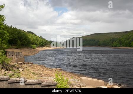 Guardando oltre il bacino idrico di Derwent a nord dalla diga di Derwent Foto Stock