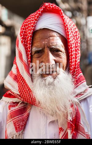 Uomo in costume nazionale, Bahawalpur, provincia del Punjab, Pakistan, Asia meridionale, Asia Foto Stock