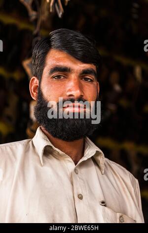 Uomo in costume nazionale, Bahawalpur, provincia del Punjab, Pakistan, Asia meridionale, Asia Foto Stock