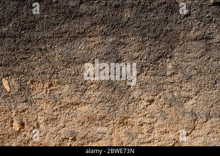 Colore marrone sfondo parete ruvido invecchiato. Facciata esterna di una vecchia casa abbandonata. Struttura delle pareti alterata e sbiadita, Foto Stock