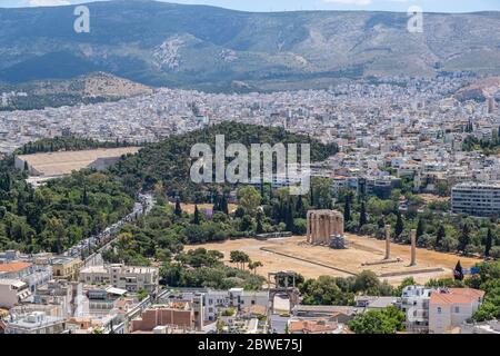 Tempio di Zeus Olimpio parte dell'antico stadio Panatenaico e del paesaggio urbano di Atene. Vista ad alto angolo dalla collina dell'Acropoli, Attica, Grecia. Foto Stock