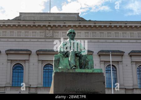 Statua di bronzo di J.V. Snellman di fronte alla Banca nazionale finlandese nel centro di Helsinki Foto Stock