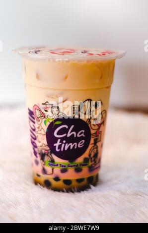Un editoriale illustrativo della bevanda a base di tè al latte fresco Brown Sugar della catena Chata con vista laterale del logo. Foto Stock