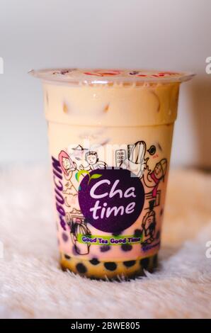 Un editoriale illustrativo della bevanda a base di tè al latte fresco Brown Sugar della catena Chata con vista laterale del logo. Foto Stock