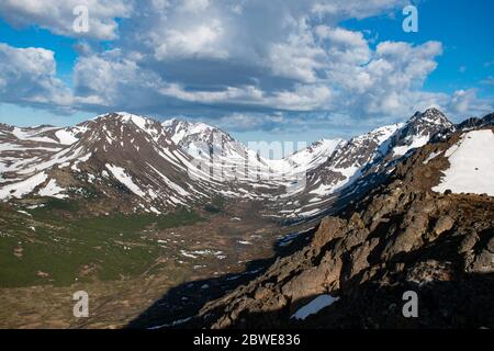 Guardando verso sud-est verso Ptarmigan Peak dal Flattop Mountain Trail. Foto Stock