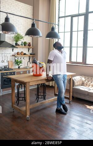 Uomo afro-americano in cucina e sentirsi disperato Foto Stock