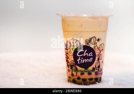 Un editoriale illustrativo della bevanda a base di tè al latte fresco Brown Sugar della catena Chata con vista laterale del logo. Foto Stock