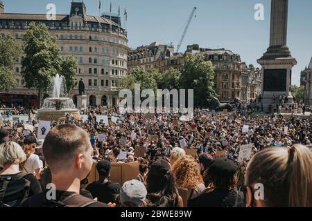 Black Lives Matter proteste la gente partecipa a una protesta in memoria di George Floyd a Trafalgar Square a Londra, domenica 31 maggio 2020 Foto Stock