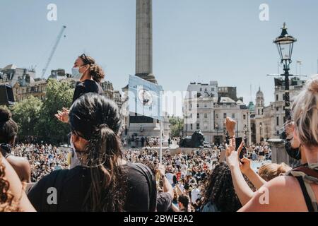 Black Lives Matter proteste la gente partecipa a una protesta in memoria di George Floyd a Trafalgar Square a Londra, domenica 31 maggio 2020 Foto Stock