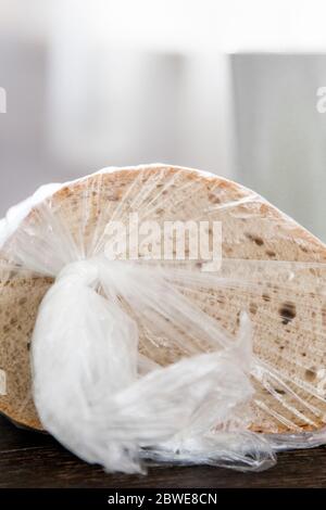 Primo piano di pane avvolto in una busta di plastica Foto Stock