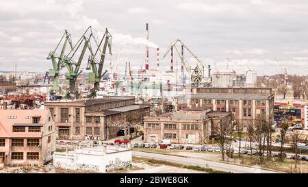 Gdansk, Polonia - 12 aprile 2019; vista panoramica dei cantieri navali e dello spazio industriale di Gdansk Foto Stock