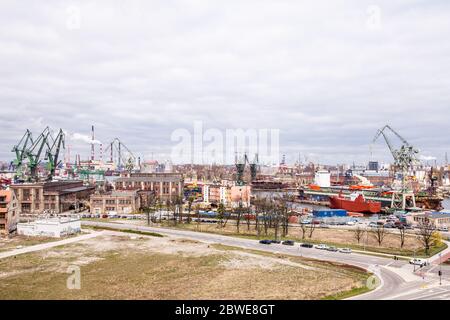 Gdansk, Polonia - 12 aprile 2019; vista panoramica dei cantieri navali e dello spazio industriale di Gdansk Foto Stock