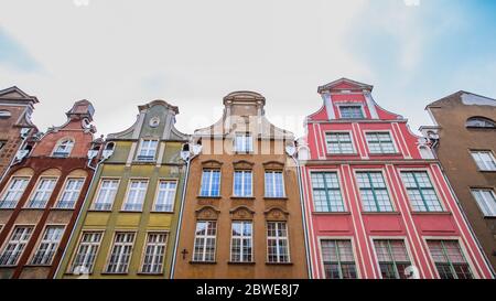 Gdansk, Polonia - 12 aprile 2019; frammento di case colorate in affito a Gdansk, vista dal basso Foto Stock