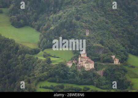 VAL ISARCO, ITALIA - 14 SETTEMBRE 2017: Castel Trostburg tra i boschi si trova il castello principale della valle, situato a fianco del comune di Ponte GA Foto Stock