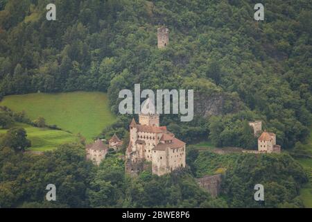 VAL ISARCO, ITALIA - 14 SETTEMBRE 2017: Castel Trostburg tra i boschi si trova il castello principale della valle, situato a fianco del comune di Ponte GA Foto Stock