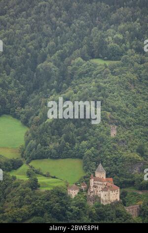 VAL ISARCO, ITALIA - 14 SETTEMBRE 2017: Castel Trostburg tra i boschi si trova il castello principale della valle, situato a fianco del comune di Ponte GA Foto Stock