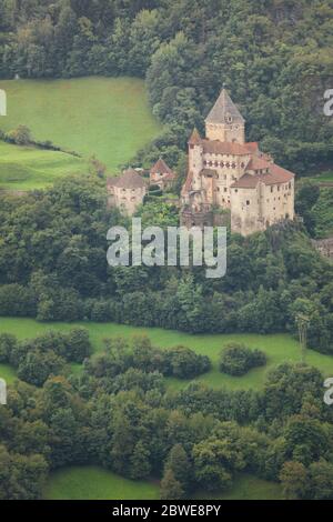 VAL ISARCO, ITALIA - 14 SETTEMBRE 2017: Castel Trostburg tra i boschi si trova il castello principale della valle, situato a fianco del comune di Ponte GA Foto Stock