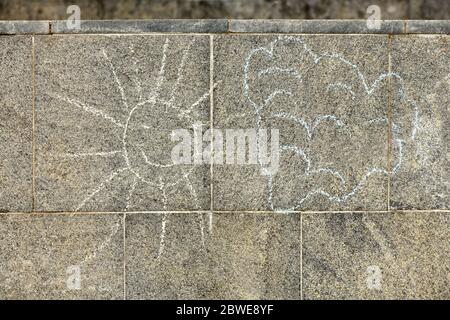 Disegni per bambini con gesso sulla parete, il sole e le nuvole. Foto ad alta risoluzione. Foto Stock