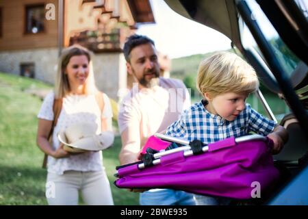 Famiglia con bambino piccolo in viaggio in campagna. Foto Stock