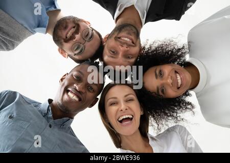 Ritratto primo piano felice diversi dipendenti team in piedi in cerchio Foto Stock