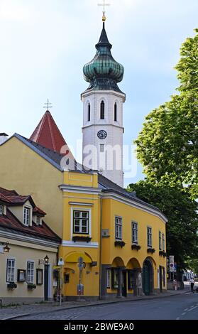 Chiesa e vecchie case a Grinzing Vienna Austria Foto Stock