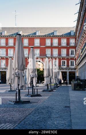 Madrid, Spagna - 30 maggio 2020: Terrazze turistiche chiuse in Plaza Mayor di Madrid durante il blocco del coronavirus Foto Stock