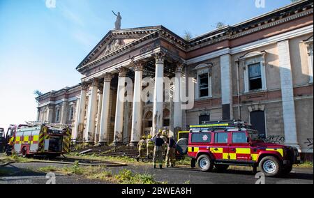 Crumlin Road Courthouse, Belfast nord-ovest, Irlanda del Nord. 1 Giugno 2020. I vigili del fuoco frequentano lo storico tribunale di Crumlin Road dopo che un incendio è stato avviato a tarda notte, l'allarme è stato sollevato poco dopo le 3 del mattino, con numerosi apparecchi, tra cui quattro pompe e un apparecchio aereo, necessari per affrontare la bizzarone. si ritiene che il fuoco sia iniziato nel vecchio cortile dell'edificio. Credit: C.Kinahan/Alamy Live News Foto Stock