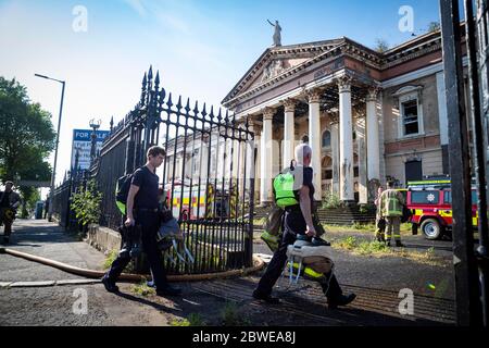 Crumlin Road Courthouse, Belfast nord-ovest, Irlanda del Nord. 1 Giugno 2020. I vigili del fuoco frequentano lo storico tribunale di Crumlin Road dopo che un incendio è stato avviato a tarda notte, l'allarme è stato sollevato poco dopo le 3 del mattino, con numerosi apparecchi, tra cui quattro pompe e un apparecchio aereo, necessari per affrontare la bizzarone. si ritiene che il fuoco sia iniziato nel vecchio cortile dell'edificio. Credit: C.Kinahan/Alamy Live News Foto Stock