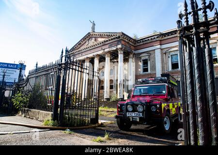 Crumlin Road Courthouse, Belfast nord-ovest, Irlanda del Nord. 1 Giugno 2020. I vigili del fuoco frequentano lo storico tribunale di Crumlin Road dopo che un incendio è stato avviato a tarda notte, l'allarme è stato sollevato poco dopo le 3 del mattino, con numerosi apparecchi, tra cui quattro pompe e un apparecchio aereo, necessari per affrontare la bizzarone. si ritiene che il fuoco sia iniziato nel vecchio cortile dell'edificio. Credit: C.Kinahan/Alamy Live News Foto Stock