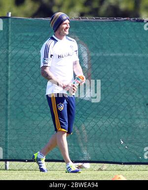 David Beckham NON ESCLUSIVO guarda la Los Angeles Galaxy in un match pre stagione con Chivas USA a Carson, California. Credito obbligatorio ©Headlinephoto.co.uk Los Angeles +1 (818) 641-7413 London +44 7807640553 photos@headlinephoto.co.uk http://www.headlinephoto.co.uk Foto Stock