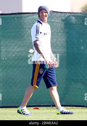 David Beckham NON ESCLUSIVO guarda la Los Angeles Galaxy in un match pre stagione con Chivas USA a Carson, California. Credito obbligatorio ©Headlinephoto.co.uk Los Angeles +1 (818) 641-7413 London +44 7807640553 photos@headlinephoto.co.uk http://www.headlinephoto.co.uk Foto Stock