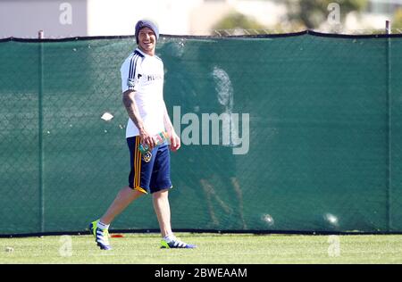 David Beckham NON ESCLUSIVO guarda la Los Angeles Galaxy in un match pre stagione con Chivas USA a Carson, California. Credito obbligatorio ©Headlinephoto.co.uk Los Angeles +1 (818) 641-7413 London +44 7807640553 photos@headlinephoto.co.uk http://www.headlinephoto.co.uk Foto Stock