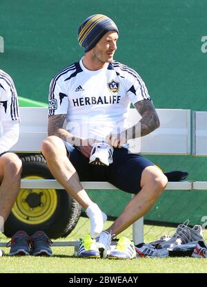 David Beckham NON ESCLUSIVO guarda la Los Angeles Galaxy in un match pre stagione con Chivas USA a Carson, California. Credito obbligatorio ©Headlinephoto.co.uk Los Angeles +1 (818) 641-7413 London +44 7807640553 photos@headlinephoto.co.uk http://www.headlinephoto.co.uk Foto Stock