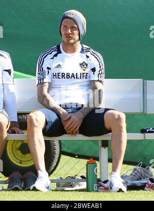 David Beckham NON ESCLUSIVO guarda la Los Angeles Galaxy in un match pre stagione con Chivas USA a Carson, California. Credito obbligatorio ©Headlinephoto.co.uk Los Angeles +1 (818) 641-7413 London +44 7807640553 photos@headlinephoto.co.uk http://www.headlinephoto.co.uk Foto Stock